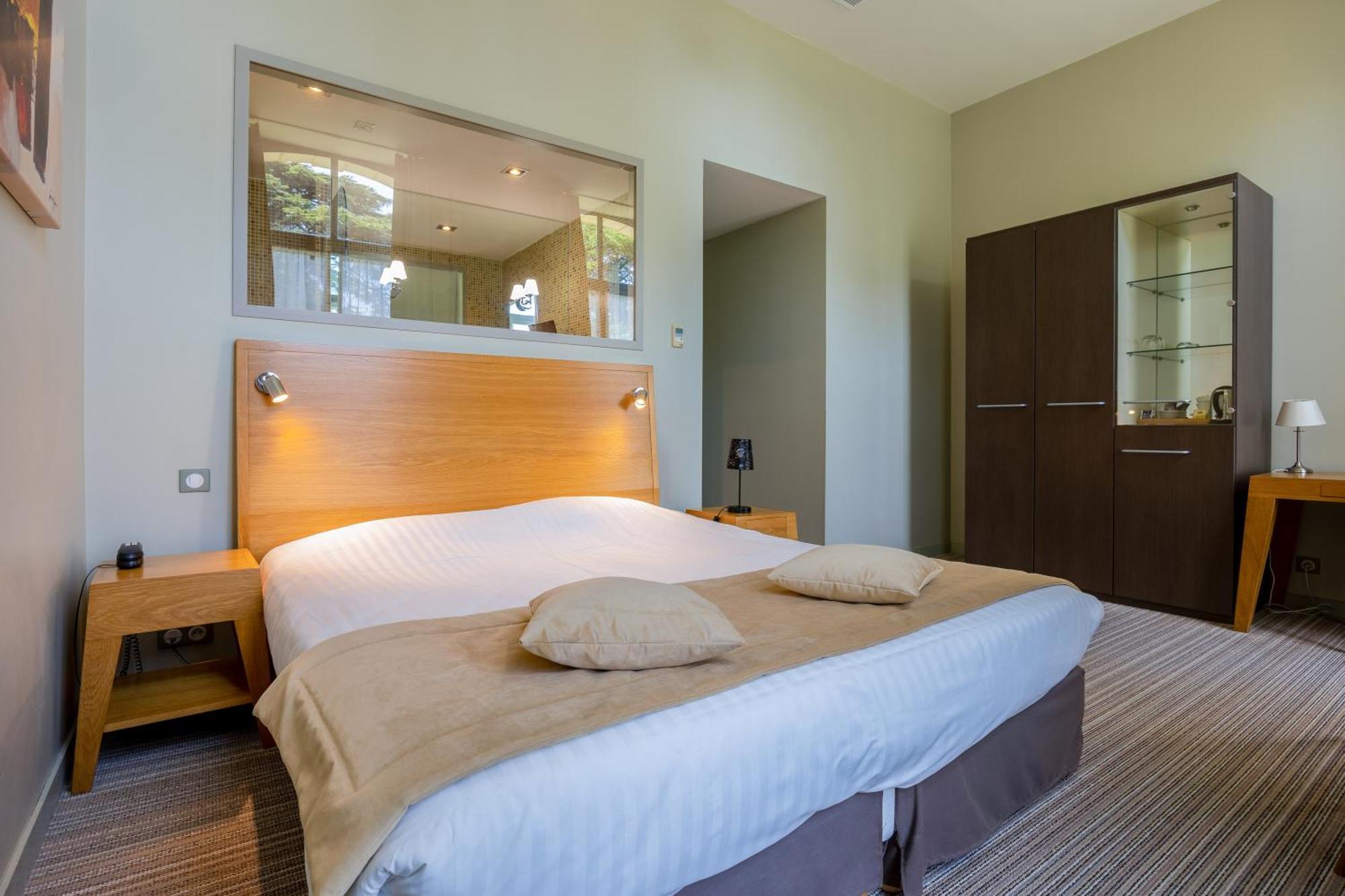 Hotel Et Spa Du Chateau Lagord Habitación foto